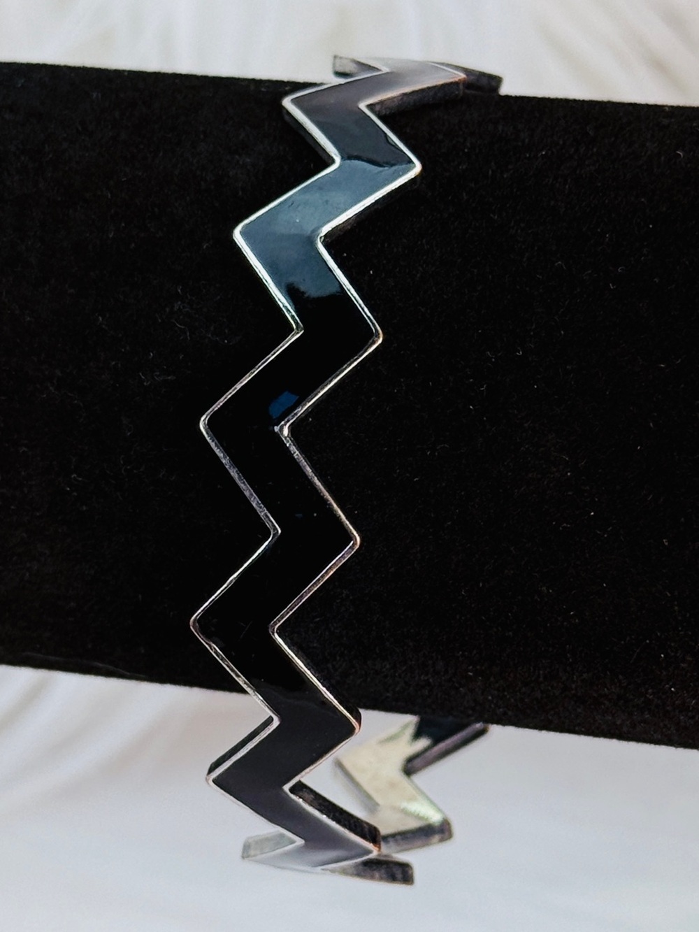Vintage Black enamel and Silvertone Zigzag Bangle Bracelet